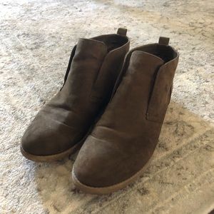 Women’s ankle booties (forest green) size 8